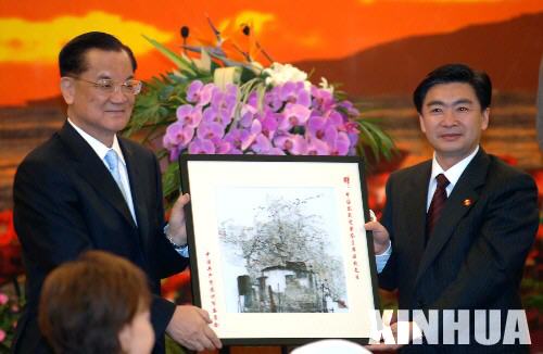 4月23日,中國國民黨榮譽(yù)主席連戰(zhàn)一行抵達(dá)蘇州。這是蘇州市委書記王榮(右)在蘇州東山賓館宴請(qǐng)連戰(zhàn)并向連戰(zhàn)贈(zèng)送禮品。