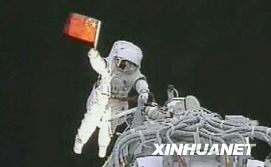 9月27日,執(zhí)行神舟七號(hào)載人航天飛行出艙活動(dòng)任務(wù)的航天員翟志剛在艙外揮動(dòng)中國(guó)國(guó)旗。 新華社發(fā)(電視截圖)