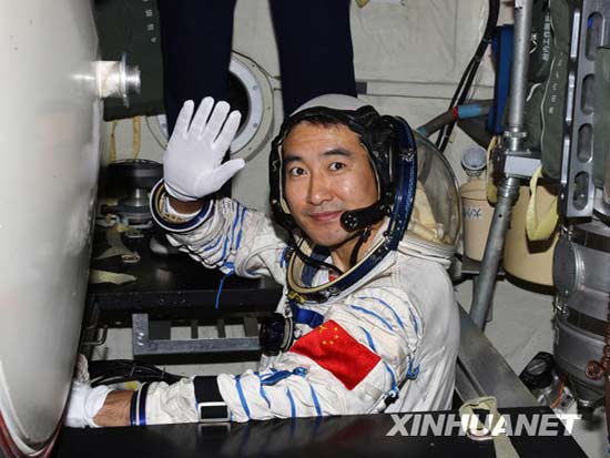 9月27日,中國(guó)人首次進(jìn)行太空行走,翟志剛被確定為出艙航天員。這是翟志剛準(zhǔn)備進(jìn)入神舟七號(hào)返回艙訓(xùn)練(資料照片)。新華社發(fā)(秦憲安攝)