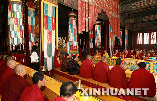 5月21日，第十一世班禪額爾德尼·確吉杰布在北京雍和宮主持為在四川汶川大地震中遇難同胞的祈愿法會。 這是僧人在法會上誦經祈愿。