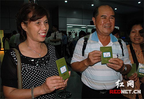 臺胞現(xiàn)場領(lǐng)到了長沙航空口岸首批落地入境證件及簽注。