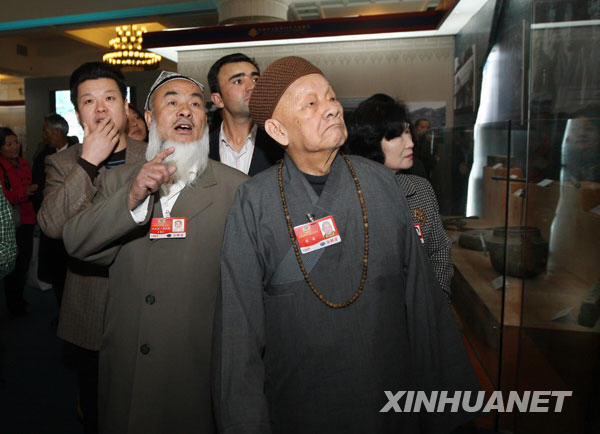 3月11日,出席全國政協十一屆二次會議的部分全國政協委員來到北京民族文化宮參觀西藏民主改革50年展覽。