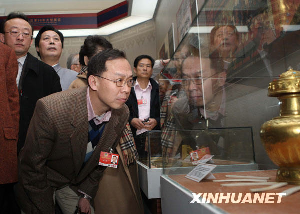 3月11日,出席全國政協十一屆二次會議的部分全國政協委員來到北京民族文化宮參觀西藏民主改革50年展覽。