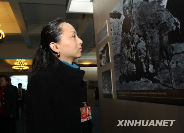 3月11日,出席全國政協十一屆二次會議的部分全國政協委員來到北京民族文化宮參觀西藏民主改革50年展覽。這是全國政協委員邰麗華在觀看展覽。