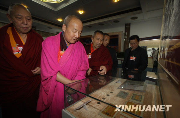 3月11日,出席全國政協十一屆二次會議的部分全國政協委員來到北京民族文化宮參觀西藏民主改革50年展覽。