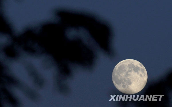 10月3日拍攝的沈陽上空的圓月。