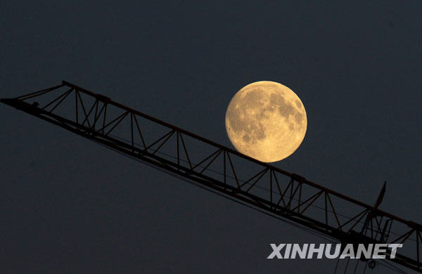 10月3日拍攝的沈陽上空的圓月。